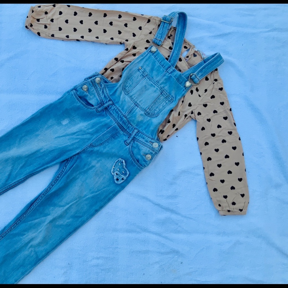 Adorable overalls with a nice beige blouse !
